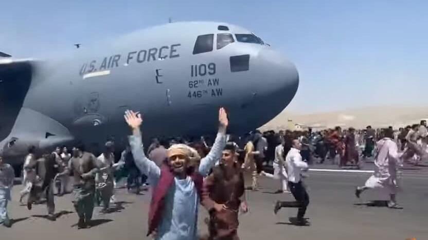 אפגניסטן קאבול נמל תעופה מטוס של צבא ארה"ב נוסע מפנה אפגנים מהמסלול הם נתלים
