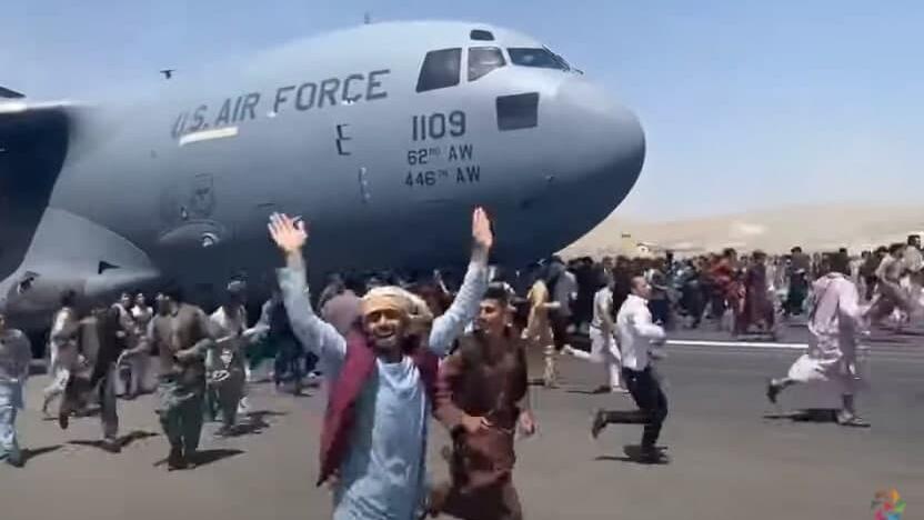 אפגניסטן קאבול נמל תעופה מטוס של צבא ארה"ב נוסע מפנה אפגנים מהמסלול הם נתלים