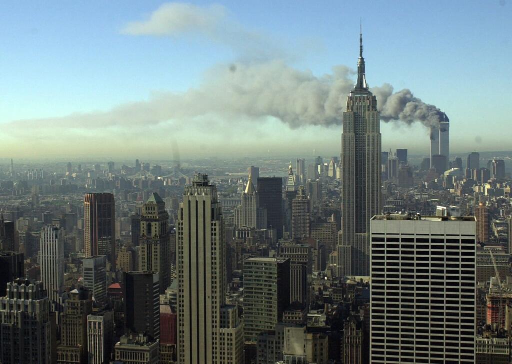 Smoke rises from the Twin Towers on the day of the attacks, shortly before both buildings collapsed (Photo: AP) קו הנוף של ניו יורק