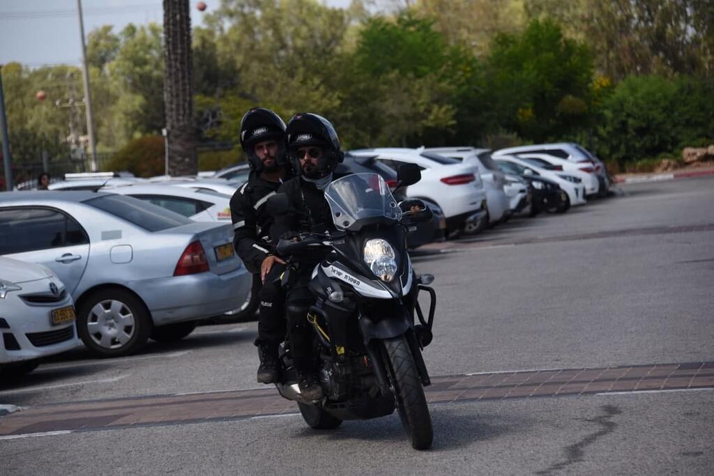Suspect steals school guard's gun in central Israel, flees as police launch manhunt (Photo: Israel Police) כוחות המשטרה מבצעים סריקות נרחבות לאיתור האסירים שנמלטו מהכלא