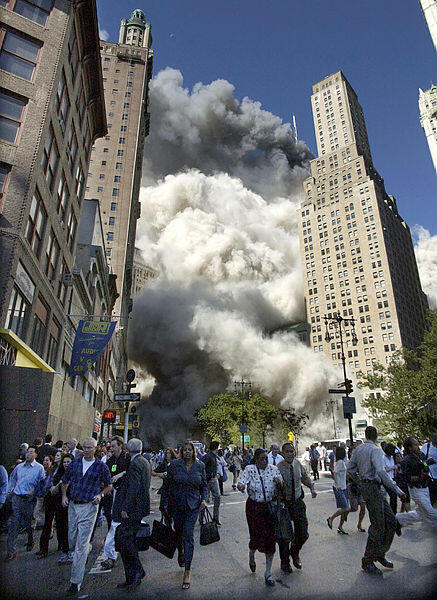 People flee a massive cloud of dust released as the Twin Towers collapse, 25 years ago this month (Photo: AP) ארה"ב 11 בספטמבר מחלות אבק מגדלי התאומים ברברה בורנט