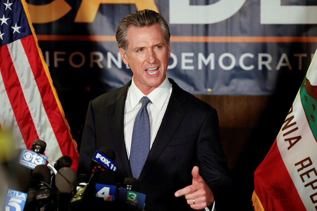 גווין ניוסם אחרי ניצחונו ב בחירות ל מושל קליפורניה באירוע ב סקרמנטו ארה"ב