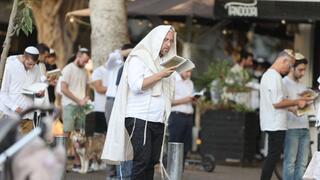 מתפללים בכיכר דיזנגוף