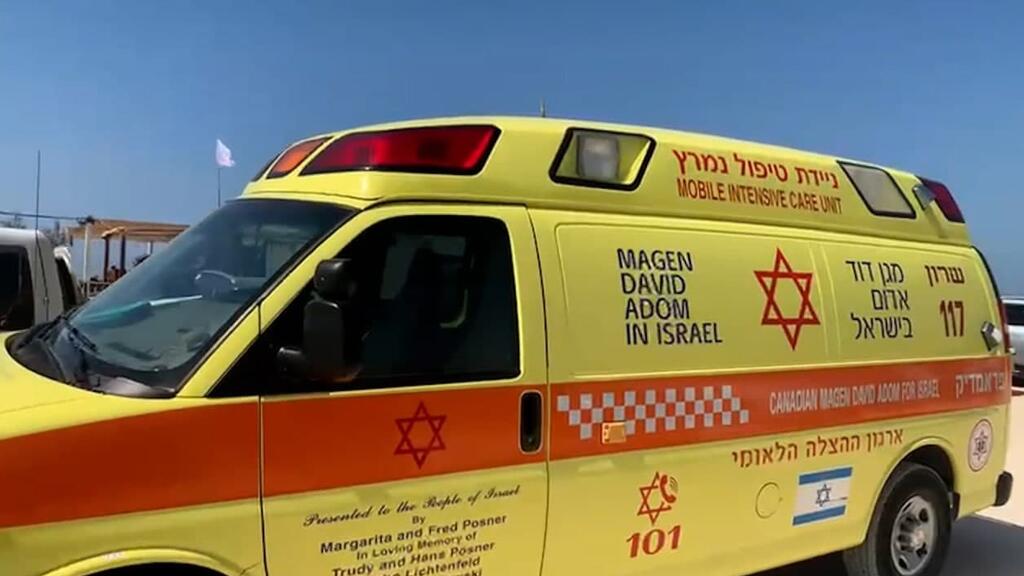 אמבולנס מפנה את הגבר בן ה-60 שטבע בחוף הבונים