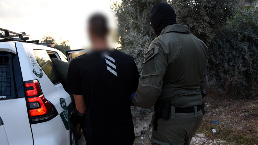 A member of the police detains a suspect during a raid against Arab criminal gangs in August (Photo: Police Spokesperson ) תיעוד מתוך בצע של המשטרה כנגד ארגוני הפשיעה במגזר הערבי