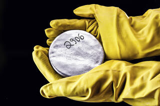 היסוד האחרון בטבלה שקיים בטבע בכמויות גדולות, וחשוב מכך - בקיע. דיסק עשוי אורניום מועשר מתכתי