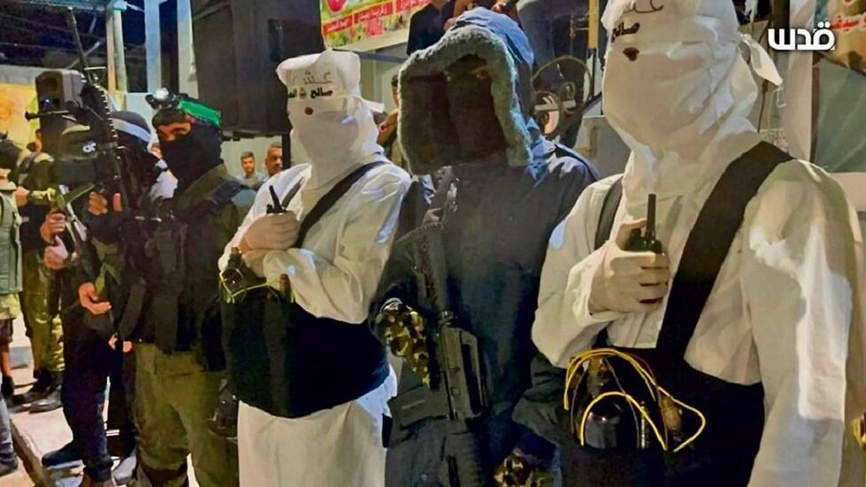 Armed Palestinian gunmen and potential suicide bombers in a show of strength in the Jenin refugee camp last October איום ישיר על ישראל בפיגועי התאבדות במחנה הפליטים ג'נין