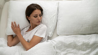 אשה לבד במיטה