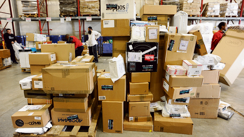 חבילות ב מחסן משלוחים של דואר ישראל ב נתבג