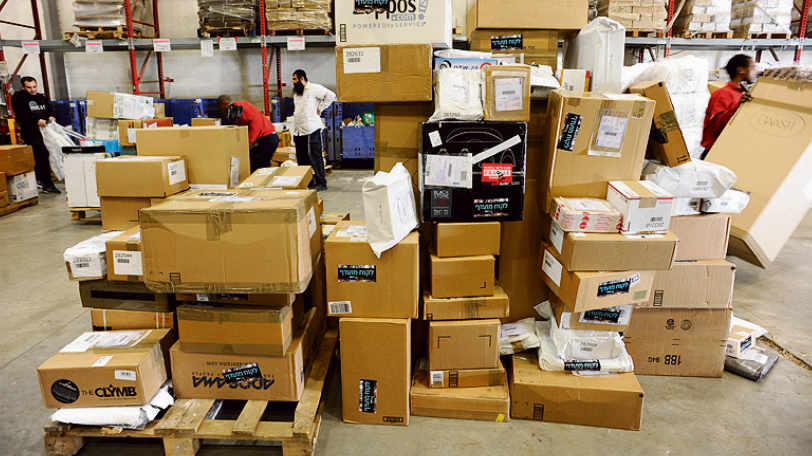 Посылки в аэропорту Бен-Гурион (Фото: Юваль Хен ) חבילות ב מחסן משלוחים של דואר ישראל ב נתבג