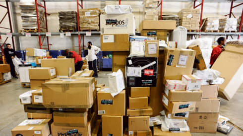 חבילות ב מחסן משלוחים של דואר ישראל ב נתבג