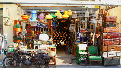 מוצרים נוסטלגיים בחנות ביפו