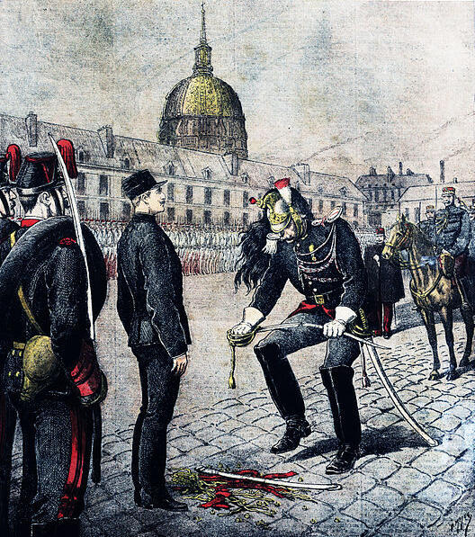 The public Order of Dishonor on January 5, 1895, in which the ranks were torn from Dreyfus' uniform and his sword was broken (Photo: Wikipedia) איור המציג את טקס הורדתו בדרגה של אלפרד דרייפוס ב צרפת 1895