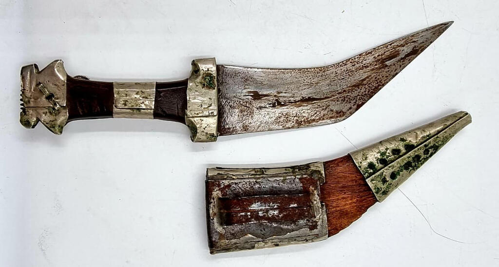 A dagger used to kill Jews during the 1929 massacre in Hebron (Photo: Eyal Iliya ) A dagger used to kill Jews during the 1929 massacre in Hebron