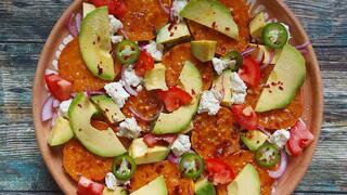 סלט אבוקדו עם בטטות צלויות