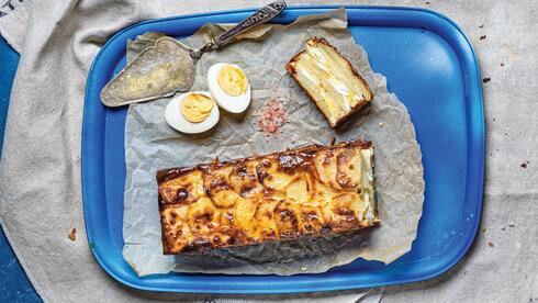  פשטידת תפוחי אדמה וביצים קשות