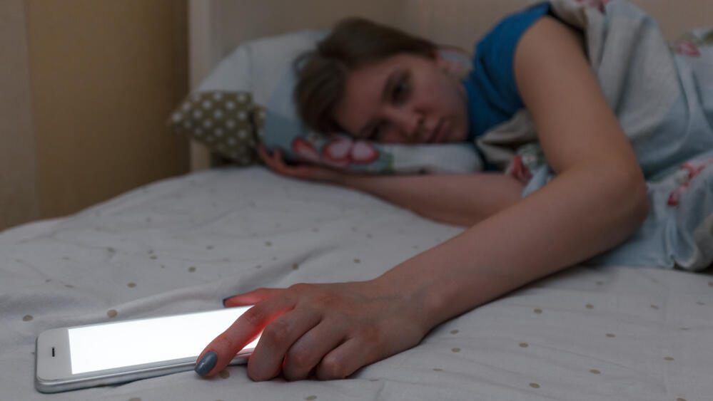 Using the phone before bed (Photo: Shutterstock) שימוש בטלפון הנייד גם במיטה