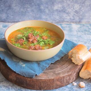  מרק בשר, עדשים וגריסי פנינה