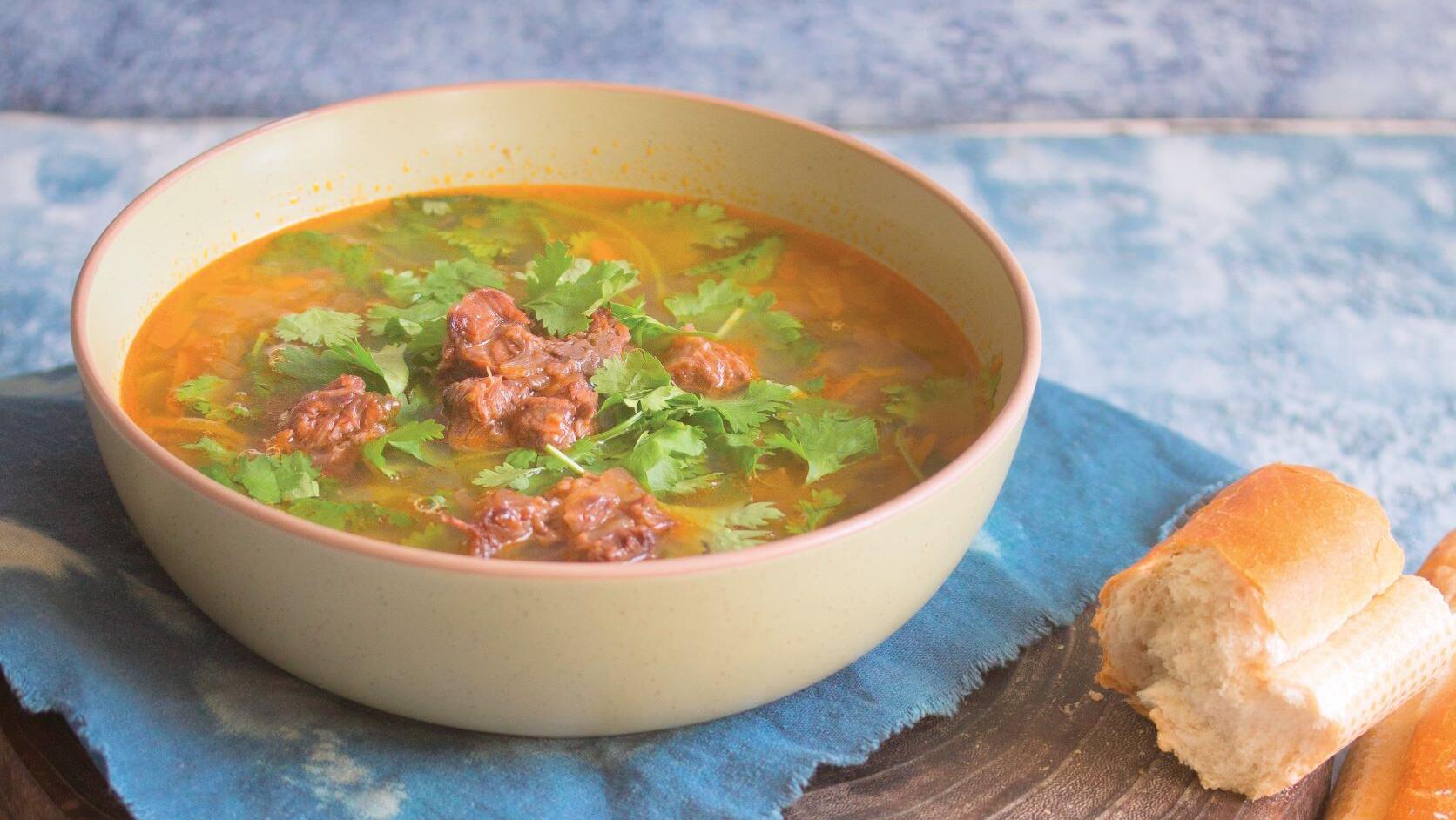  מרק בשר, עדשים וגריסי פנינה