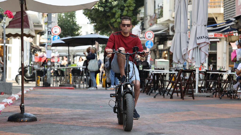 רוכבי אופניים דוהרים על המדרכה בתל אביב