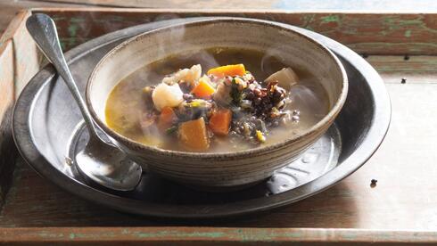 מרק ירקות עם עדשים ומנגולד