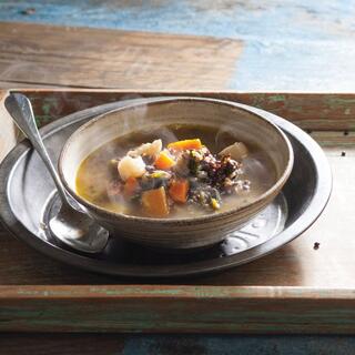 מרק ירקות עם עדשים ומנגולד