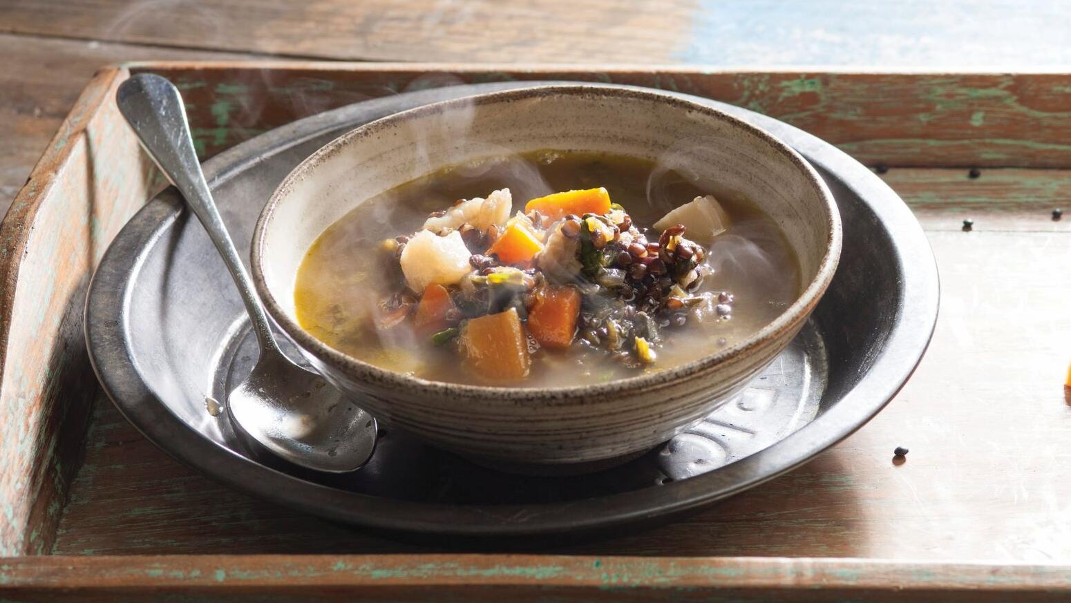 מרק ירקות עם עדשים ומנגולד