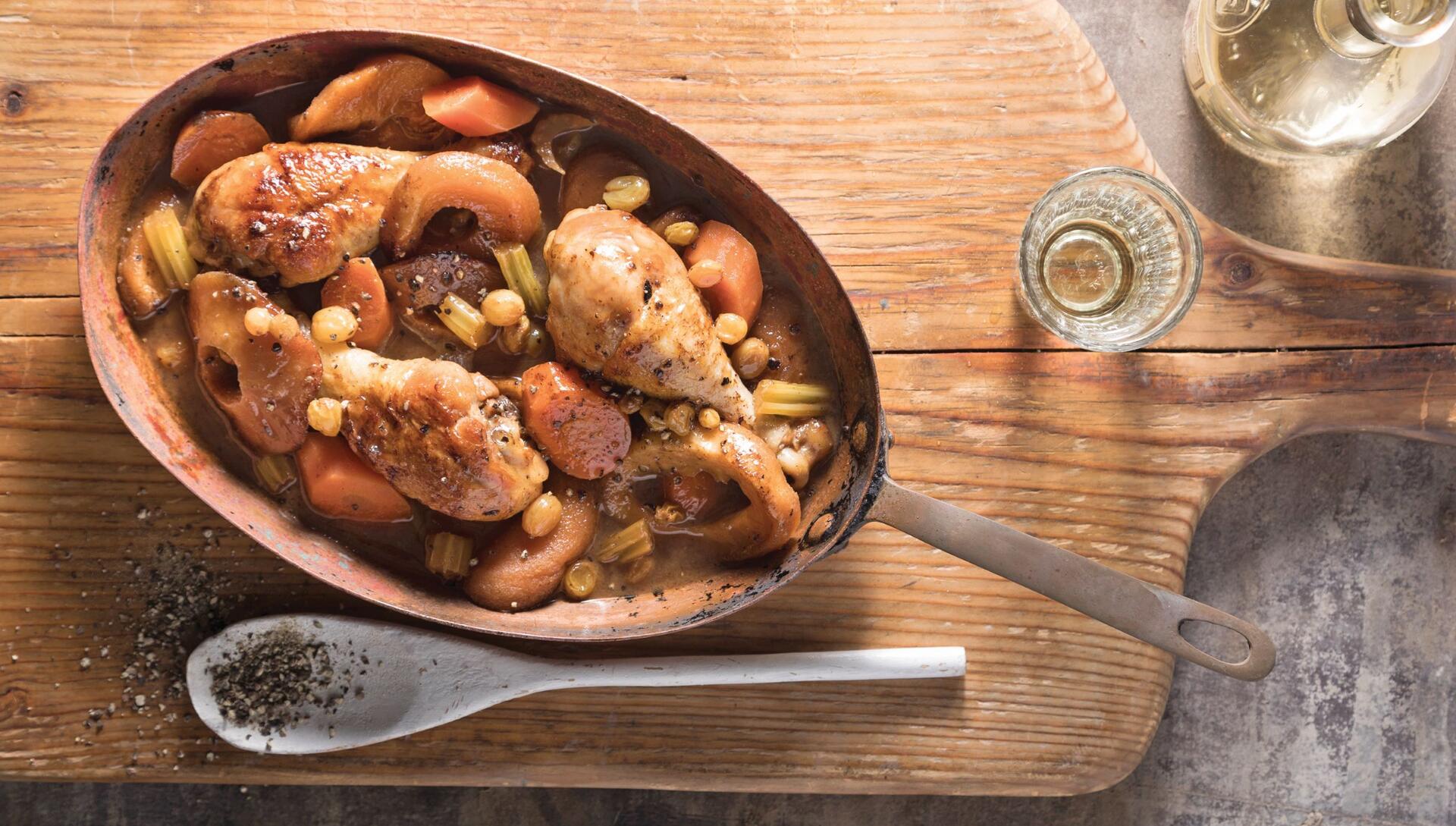 קדרת עוף ביין לבן ותפוחים