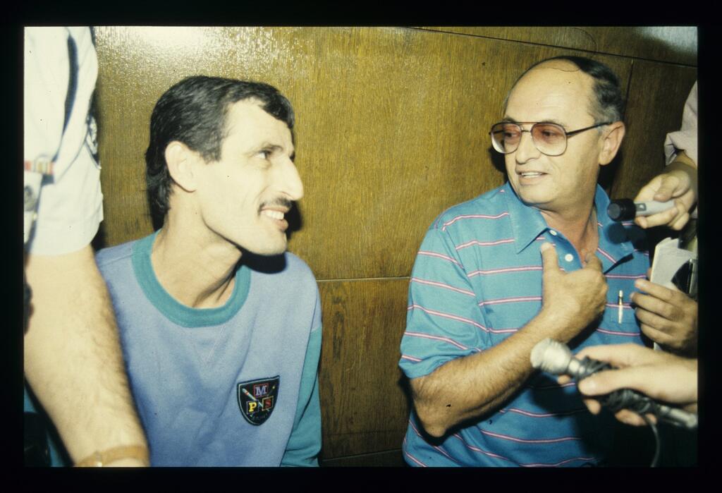 Herzl Avitan, left. He ate cholent with the family (Photo: Michael Kramer) הרצל אביטן (השמאלי)