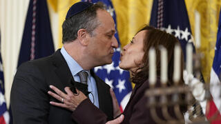 סגנית הנשיא ובעלה היהודי דאג אמהוף