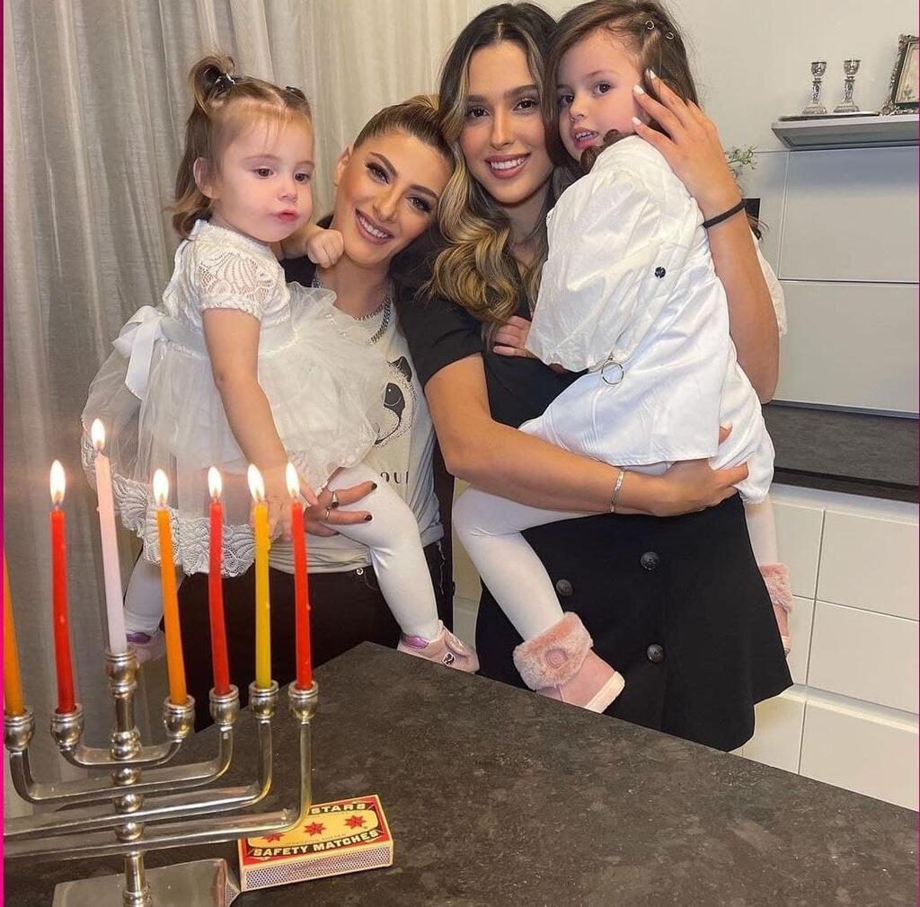 תמר יהלומי עם שרית חדד ובנותיה