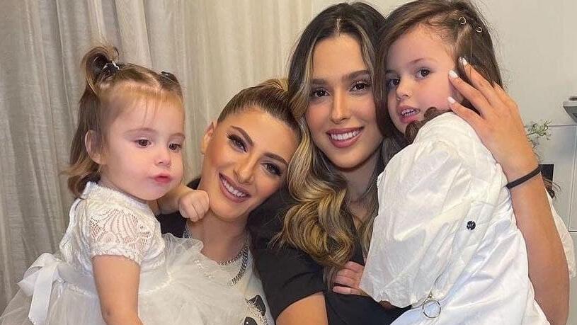 תמר יהלומי עם שרית חדד ובנותיה