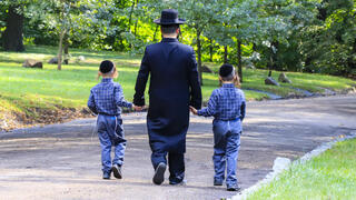 אבא ושני ילדיו