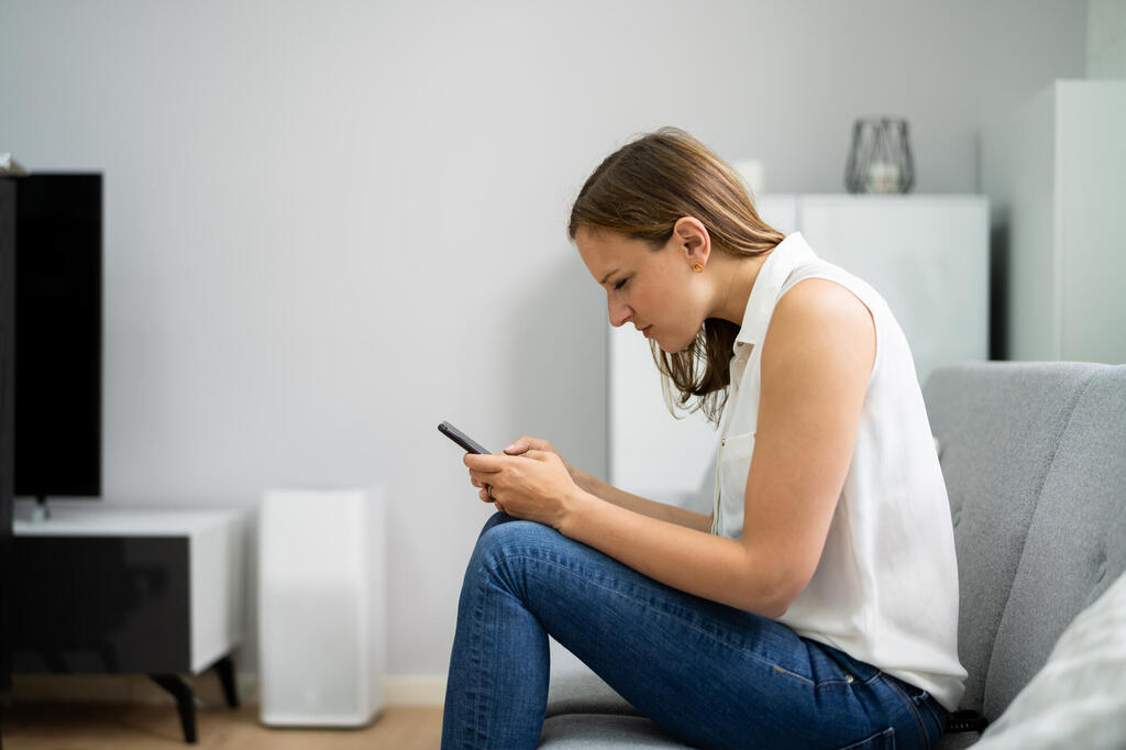 Text neck (Photo: Shutterstock) נייד וכאבי צוואר