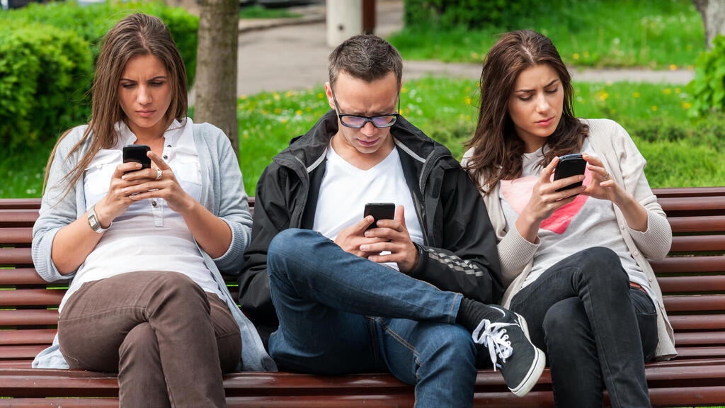 The smartphone effect (Photo: Shutterstock) נייד וכאבי צוואר