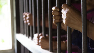 אילוס אילוסטרציה אסירים כלא בית סוהר סורגים 