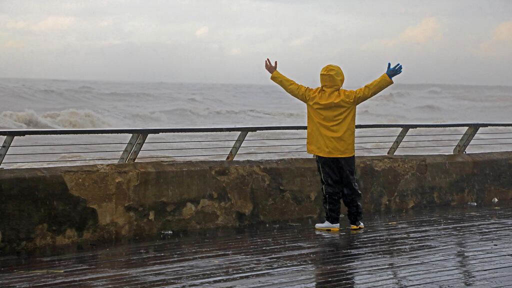 After a month without a drop, first rain system arrives (Photo: Dana Koprl) מזג אוויר סוער בנמל תל אביב