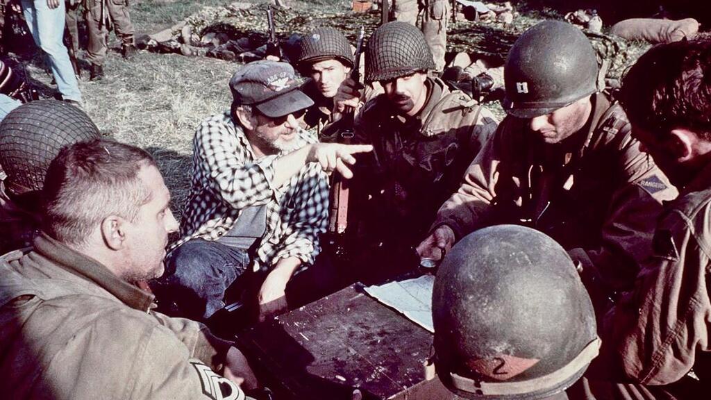 Steven Spielberg, center, and Tom Hanks, right, during the filming of 'Saving Private Ryan' (Photo: Getty Images) להציל את טוראי ראיין