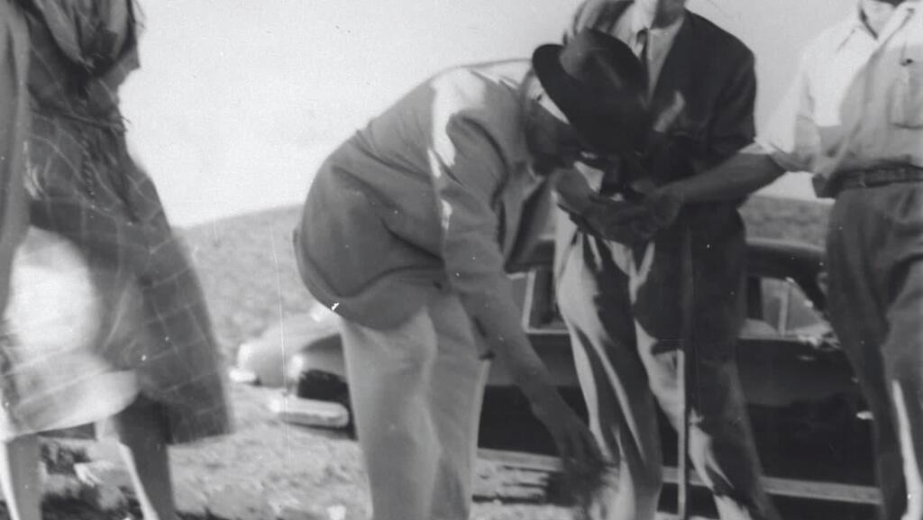 חיים ויצמן נוטע עץ באשתאול 1951