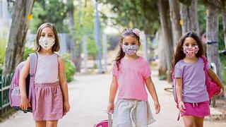 תלמידות עם מסכות