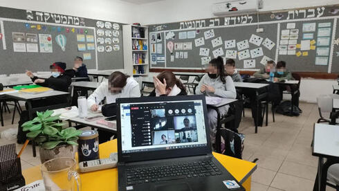 למידה היברידית בכיתה ו'2 בבית הספר מנחם בגין בנהריה, חלק מהתלמידים בכיתה והיתר בזום מהבית