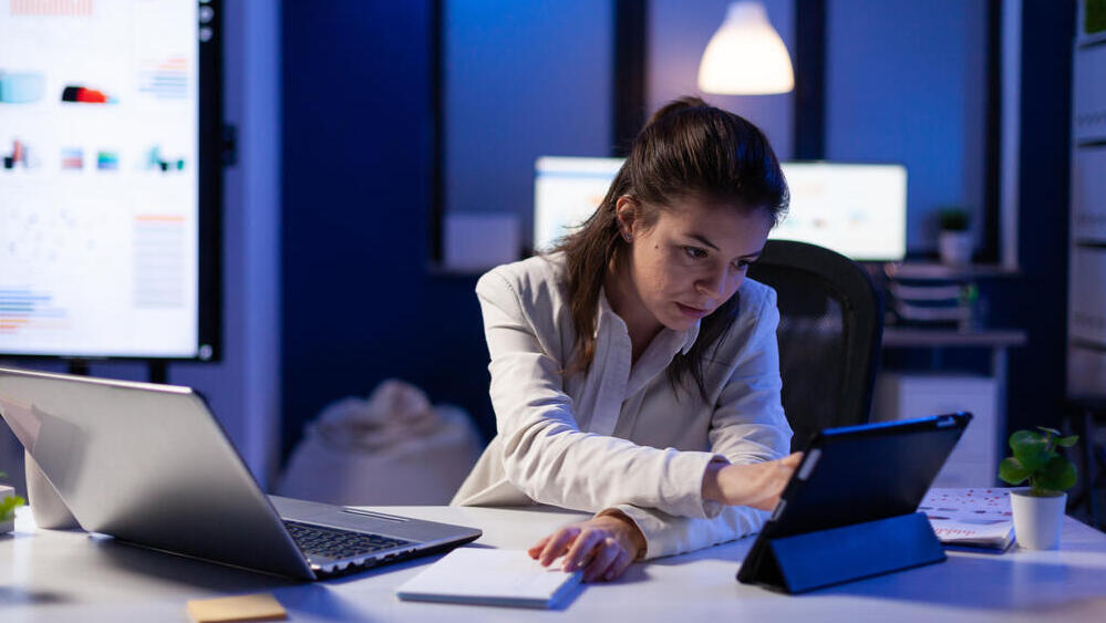 Photo: Shutterstock עבודה בלילה. אילוסטרציה