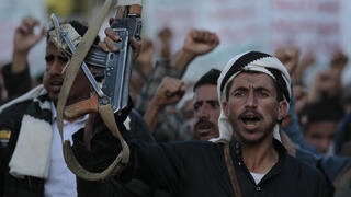 מורדים חות'ים ב צנעא תימן בהלוויה של לוחמים שנפלו בקרבות מול הכוחות הממשלה הפרו-סעודית נובמבר 2021