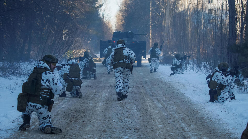 צבא אוקראינה מתאמן בעיירה הנטושה פריפיאט ליד הכור ב צ'רנוביל