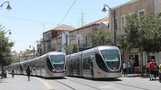 הרכבת הקלה נוסעת ברחובות ירושלים