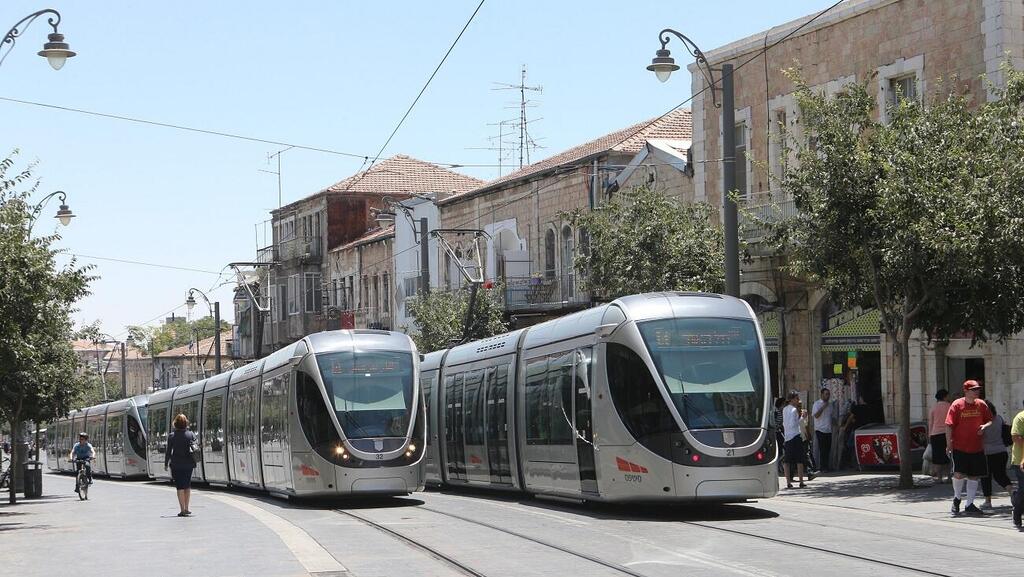 הרכבת הקלה נוסעת ברחובות ירושלים
