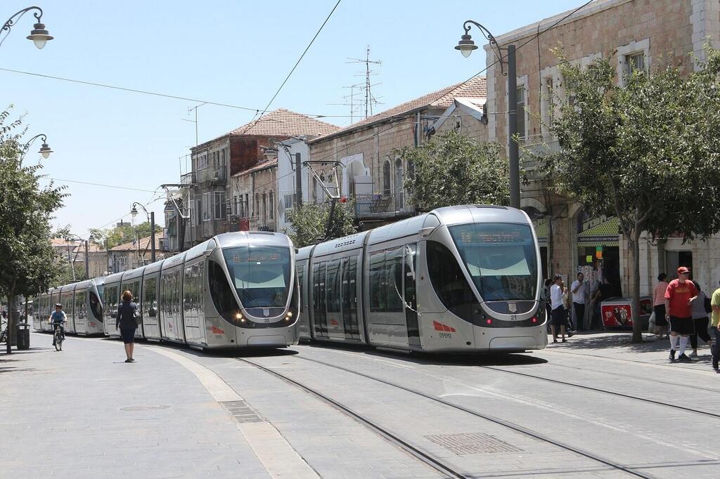 הרכבת הקלה נוסעת ברחובות ירושלים
