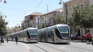 הרכבת הקלה נוסעת ברחובות ירושלים