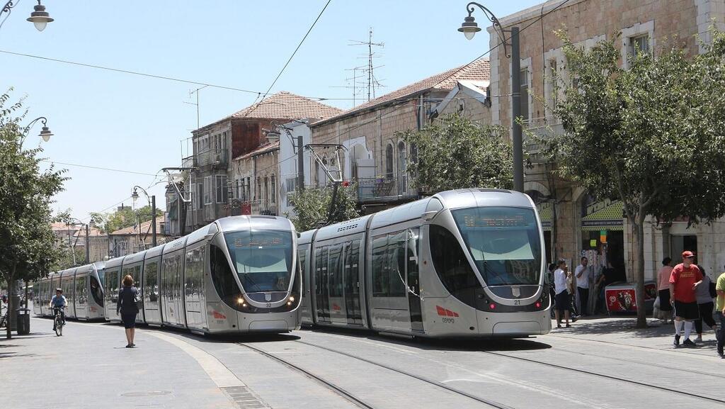 הרכבת הקלה נוסעת ברחובות ירושלים