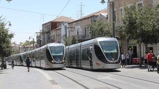 הרכבת הקלה נוסעת ברחובות ירושלים